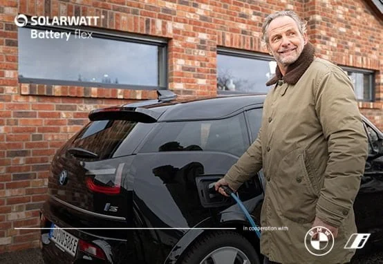 Solarwatt in samenwerking met BWN. Opladen auto door man